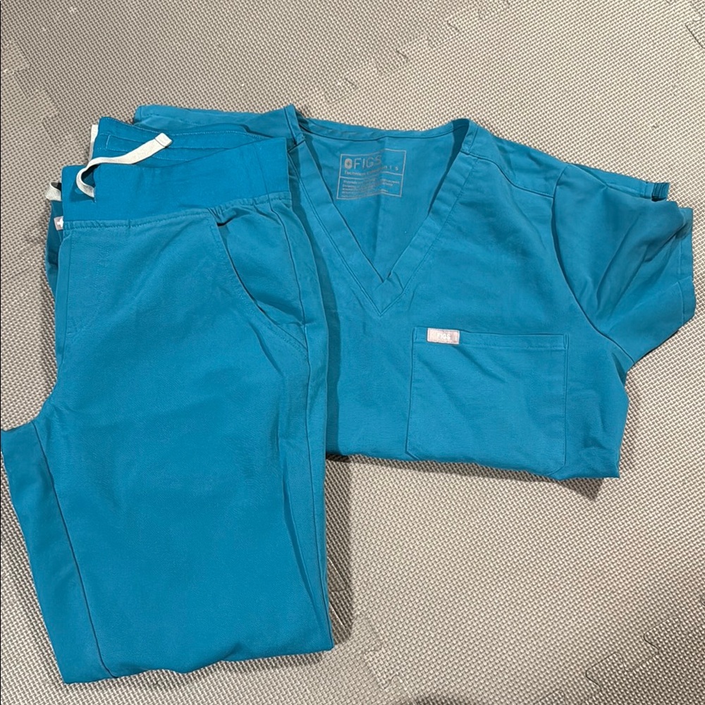 Size small women’s scrubs